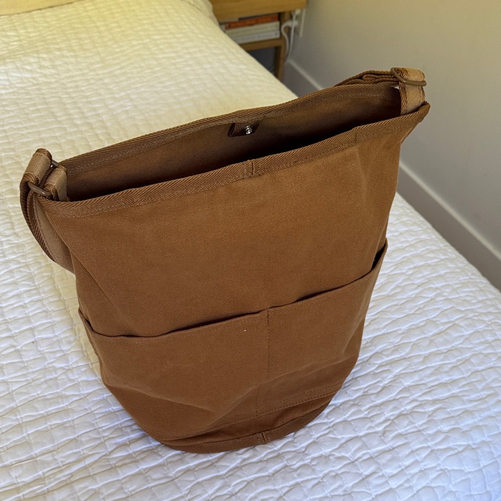 Everlane Canvas Bucket Shoulder Bag in Brown